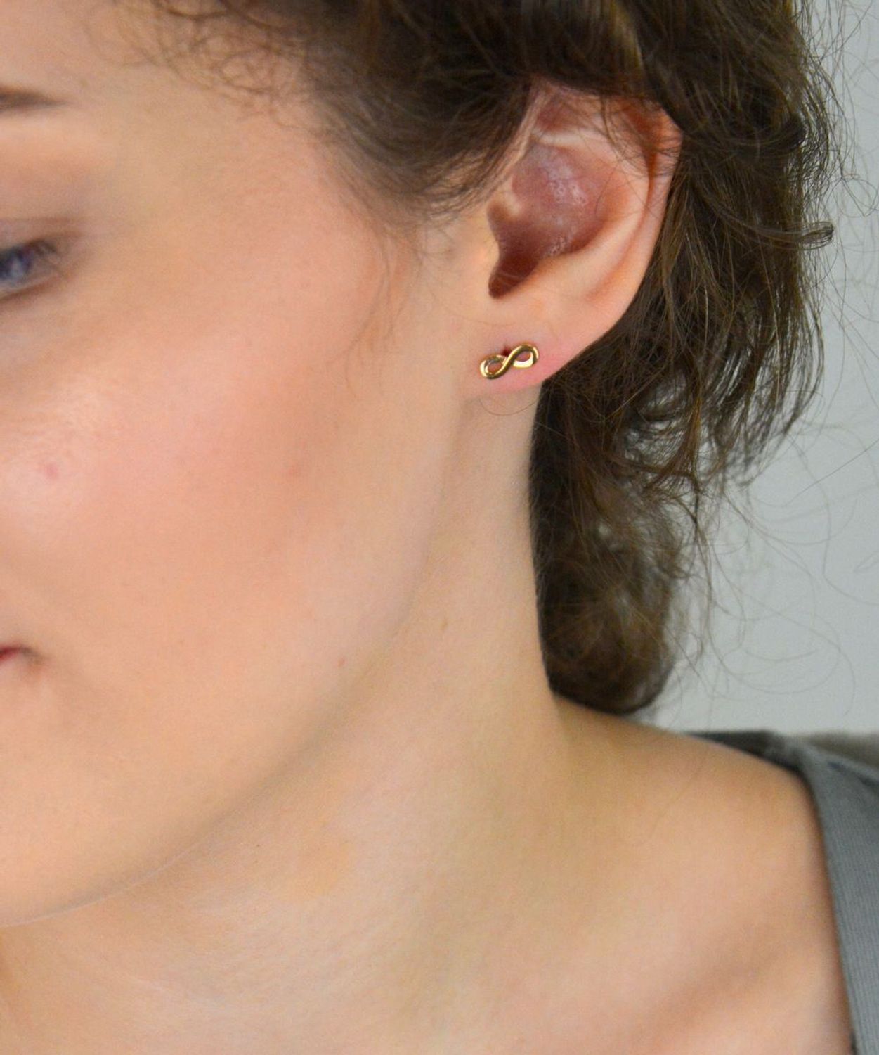 Złote kolczyki 585 nieskończoność ✅ Malutkie złote kolczyki celebrytki w kształcie nieskończoności, to niezwykle subtelna lecz wymowna biżuteria..jpg